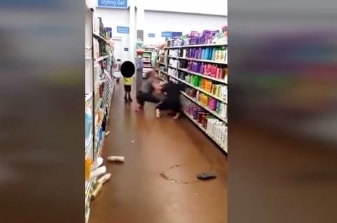 Πιάστηκαν μαλλί με μαλλί στο σούπερ μάρκετ – ΒΙΝΤΕΟ