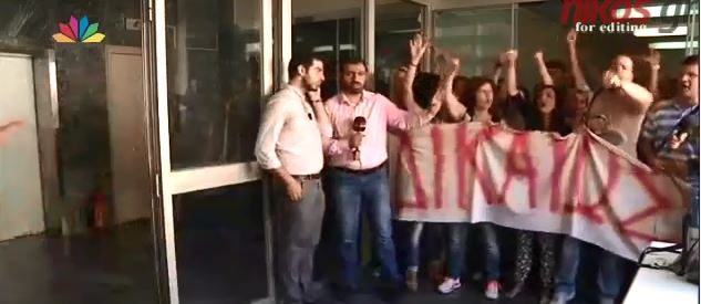 Με συνθήματα και πανό οι συμβασιούχοι του ΟΑΕΕ στον Στρατούλη- ΒΙΝΤΕΟ