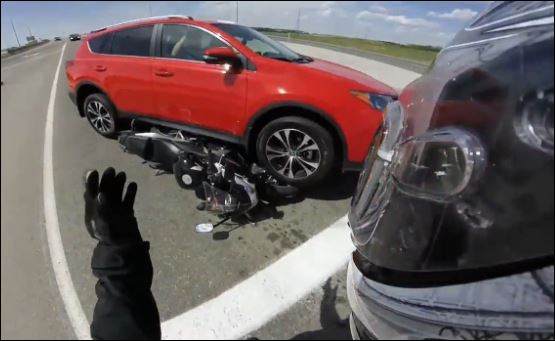 Αδέξια και επικίνδυνη οδηγός – ΒΙΝΤΕΟ