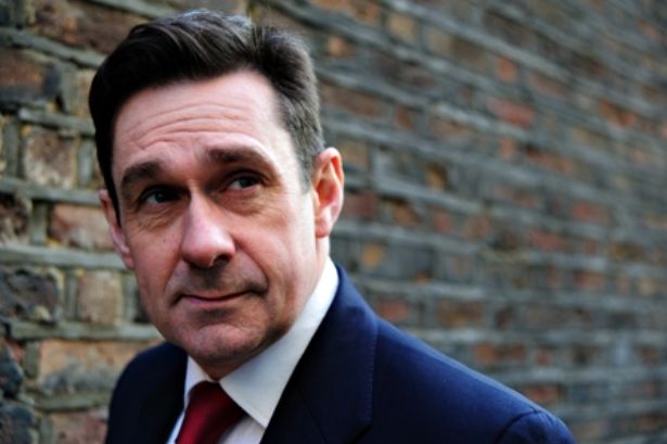 O Paul Mason tweetάρει τις ελληνικές προτάσεις