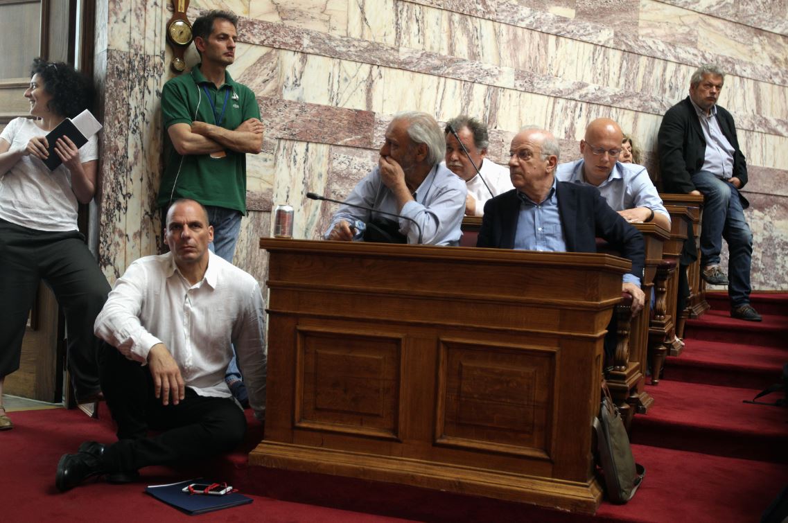Ο Βαρουφάκης παρακολούθησε την ομιλία του Τσίπρα… οκλαδόν – ΦΩΤΟ