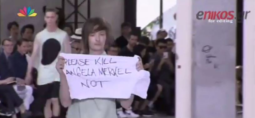 Μοντέλο σε πασαρέλα με σύνθημα: Σκοτώστε την Μέρκελ – ΒΙΝΤΕΟ