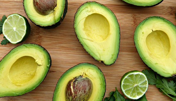 8 τροφές που μπορείτε να βάλετε στα μαλλιά σας