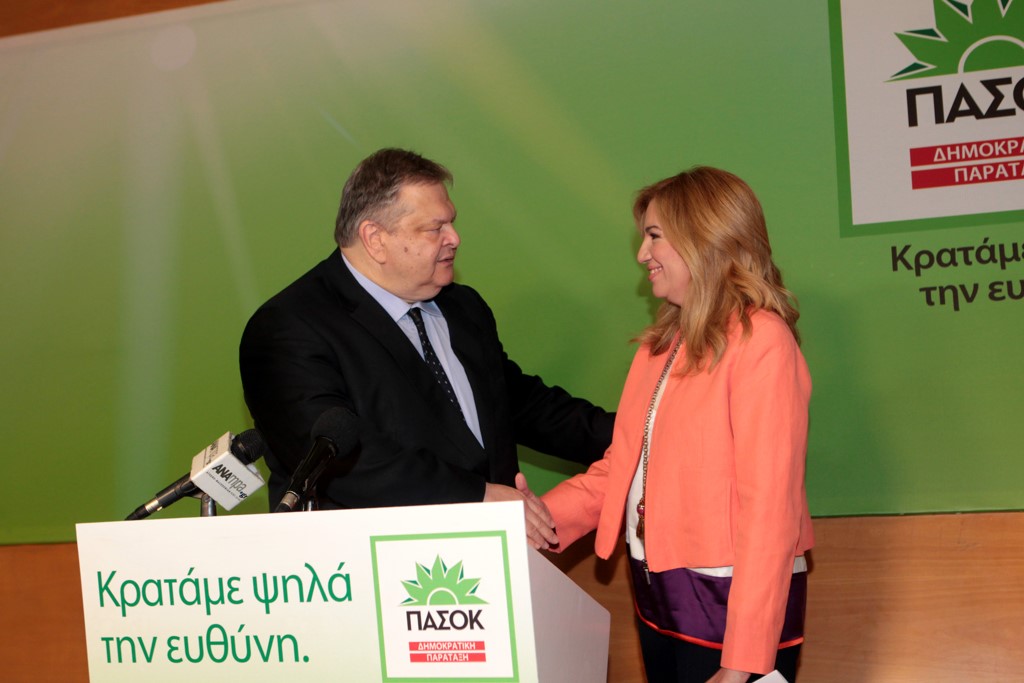 Ο Βενιζέλος παρέδωσε στη Γεννηματά – ΦΩΤΟ