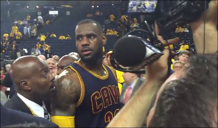 To… δολοφονικό βλέμμα του Λεμπρόν στην οπαδό – ΒΙΝΤΕΟ