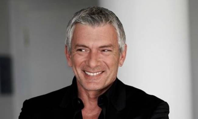 Σοκάρει γνωστός παρουσιαστής: “Έθαψα μόνος μου τη μάνα μου”