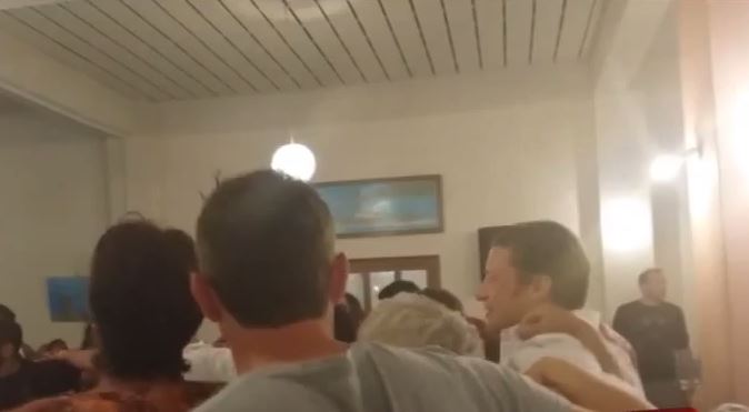 Ο Τζέιμι Όλιβερ χορεύει Ικαριώτικο – ΒΙΝΤΕΟ