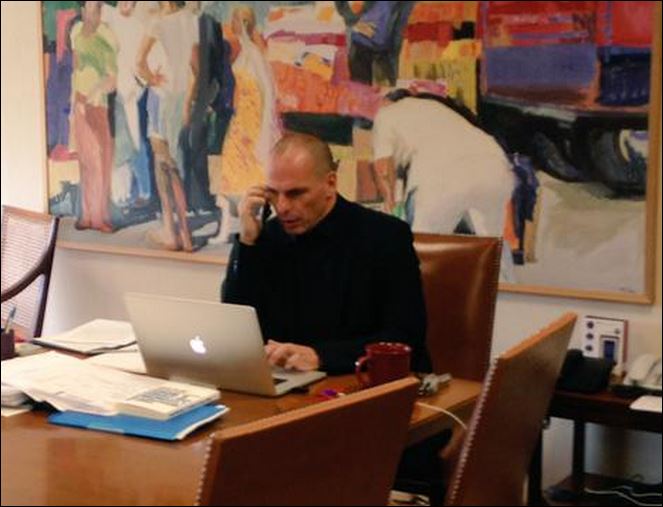 Γιατί ο Βαρουφάκης δεν κάθεται ποτέ στο γραφείο του; – ΦΩΤΟ