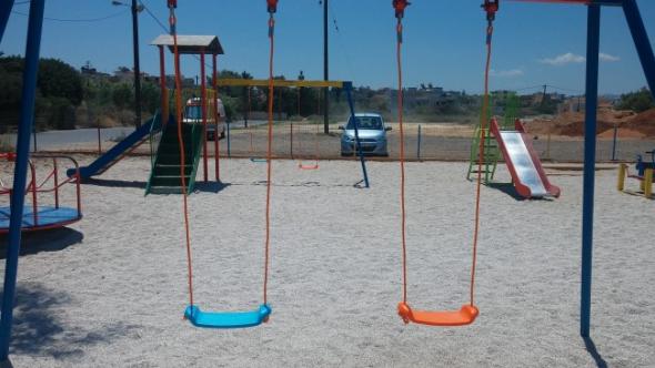 Έκλεψαν τις κούνιες από παιδική χαρά – ΒΙΝΤΕΟ