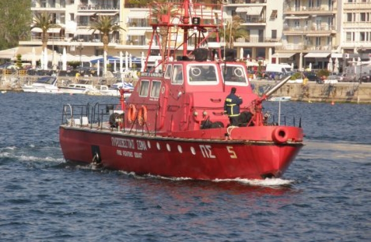 Στις φλόγες δύο αλιευτικά – ΤΩΡΑ