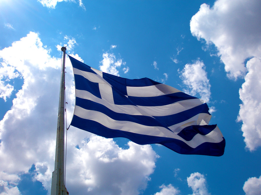Εμπνεύστηκε από τις… διαπραγματεύσεις τη νέα ελληνική σημαία – ΦΩΤΟ