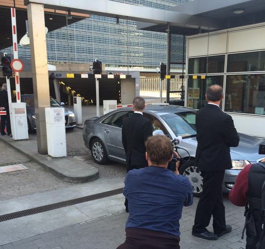 Η αισιόδοξη χειρονομία του Τσίπρα – ΦΩΤΟ