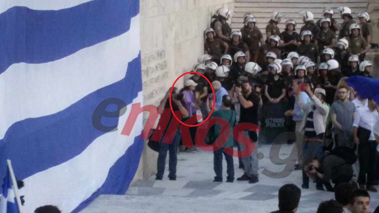 Η Ελένη Λουκά στη συγκέντρωση στο Σύνταγμα – ΦΩΤΟ