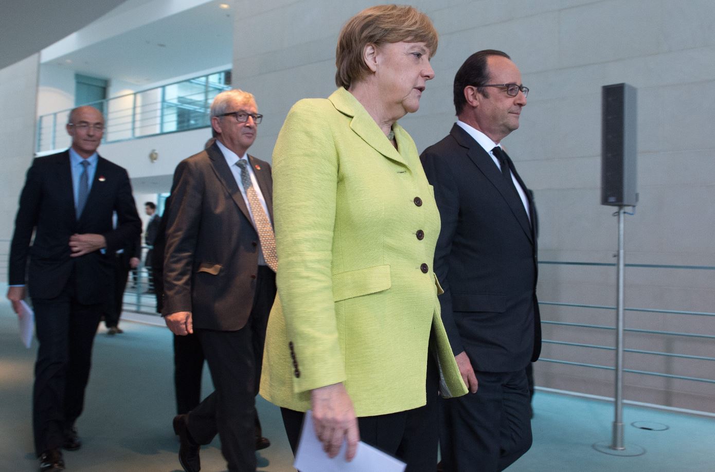 Ο μπλε φάκελος της Μέρκελ και οι σημειώσεις των Ολάντ-Γιούνκερ – ΦΩΤΟ