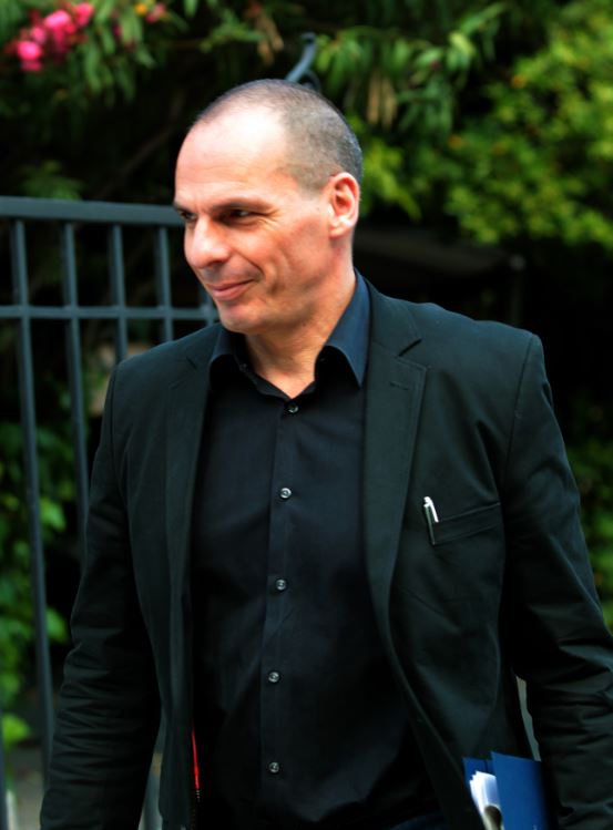 Χαμογελαστός αποχώρησε από το Μαξίμου ο Βαρουφάκης – ΦΩΤΟ