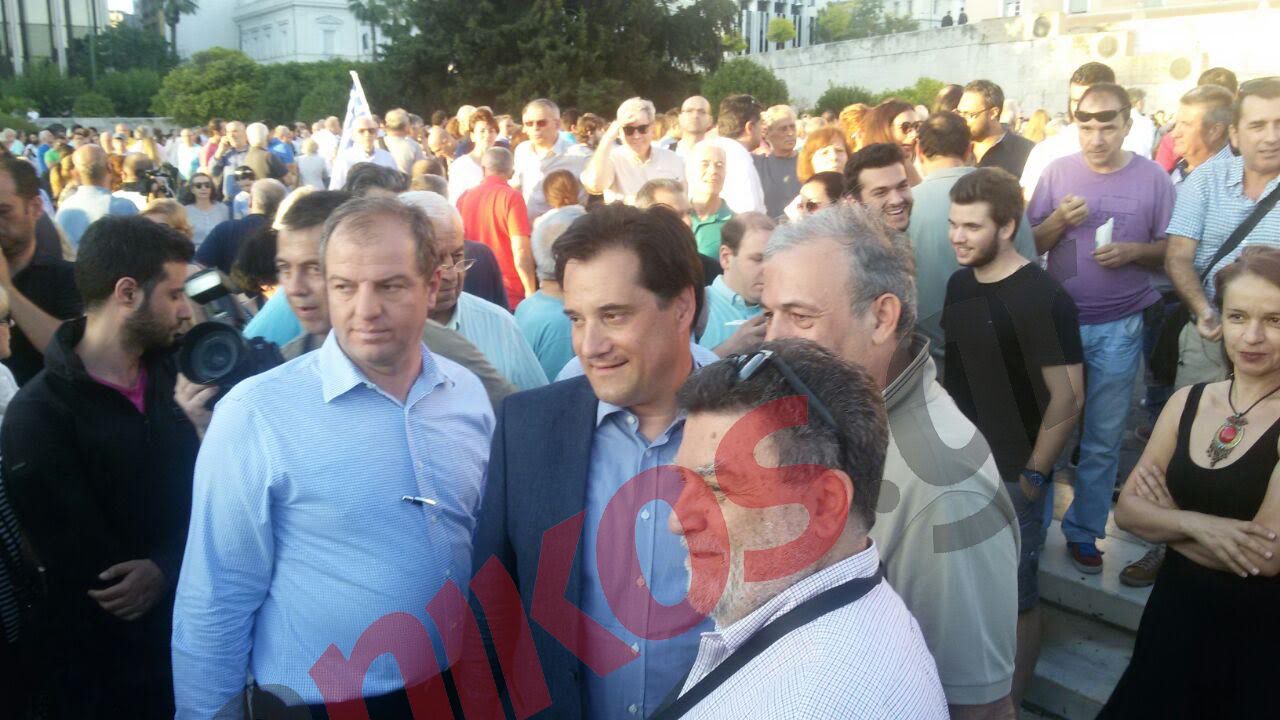 Άδωνις και Πλεύρης στη συγκέντρωση στο Σύνταγμα – ΤΩΡΑ – ΦΩΤΟ