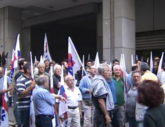 Κατάληψη στο υπουργείο Οικονομικών από το ΠΑΜΕ – ΦΩΤΟ