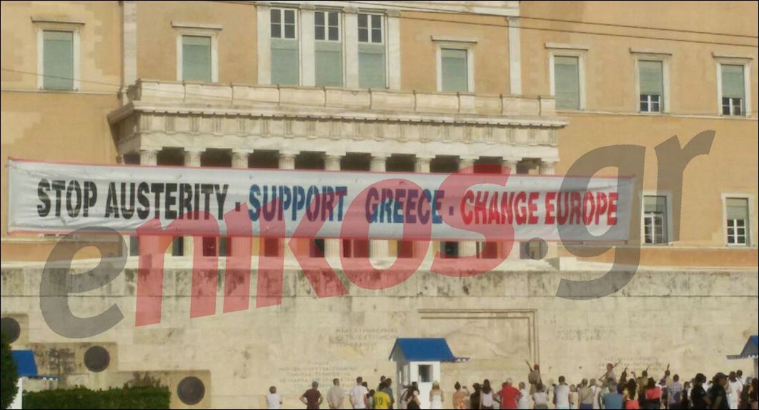 Τα πανό στο Σύνταγμα – ΦΩΤΟ – ΤΩΡΑ