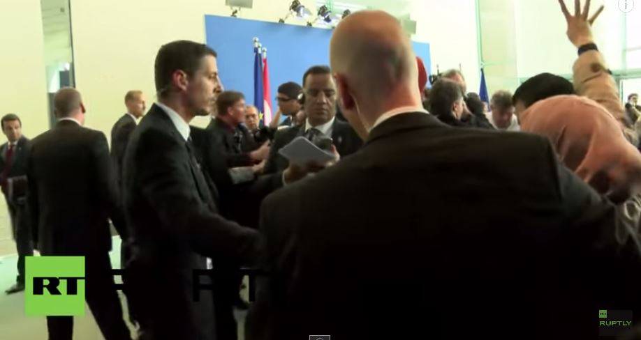 Φυγάδευσαν την Μέρκελ – Επεισόδιο σε συνέντευξη Τύπου – ΒΙΝΤΕΟ