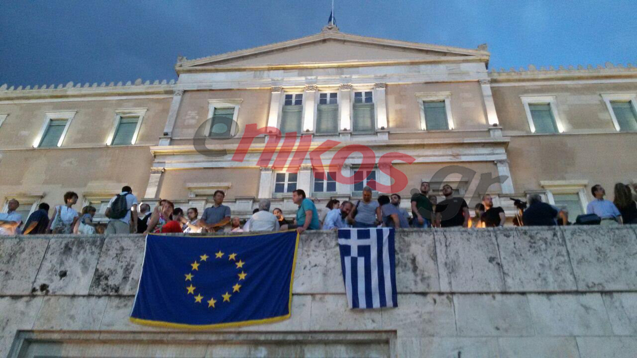 Με σημαίες της ΕΕ στο περιστύλιο της Βουλής – ΦΩΤΟ