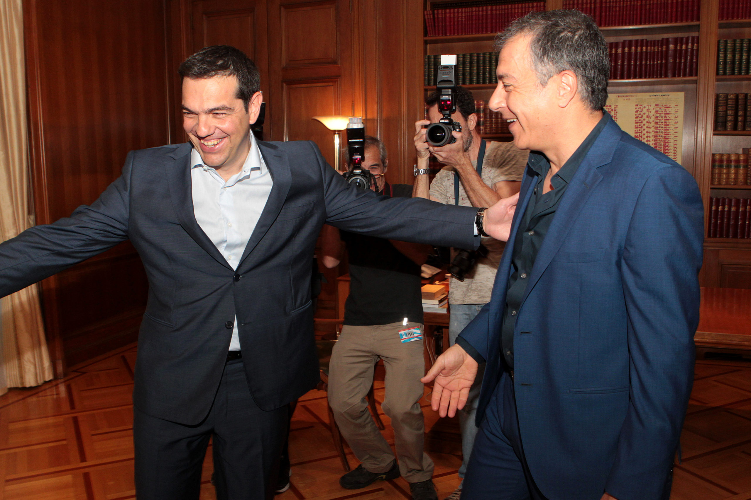 Σε εξέλιξη η συνάντηση Τσίπρα – Θεοδωράκη στο Μαξίμου – ΦΩΤΟ