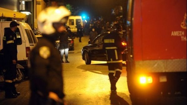 Μολότοφ και φωτιές στα Εξάρχεια – ΤΩΡΑ