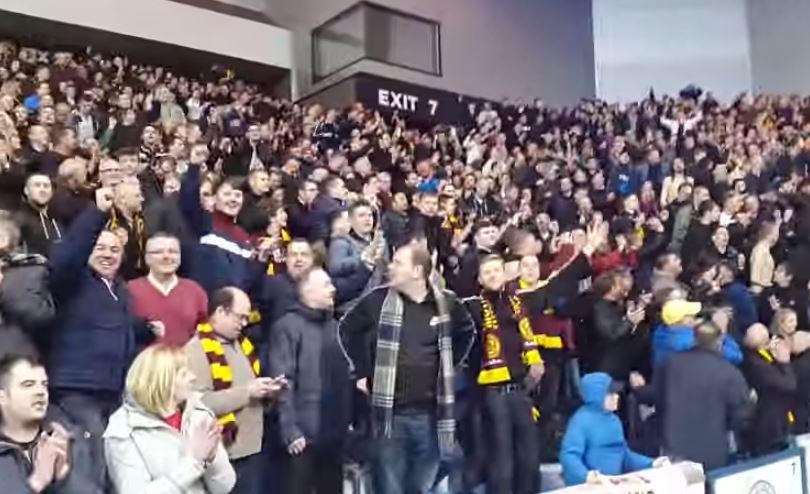 Οι οπαδοί της Μάδεργουελ τραγουδούν… Beatles – ΒΙΝΤΕΟ