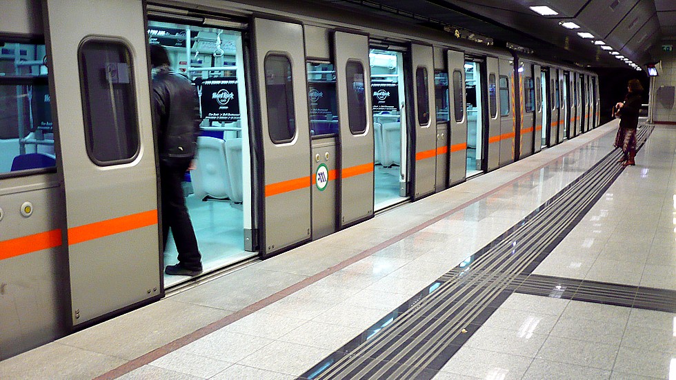Παραλίγο τραγωδία στο μετρό – Άνδρας έπεσε στις ράγες