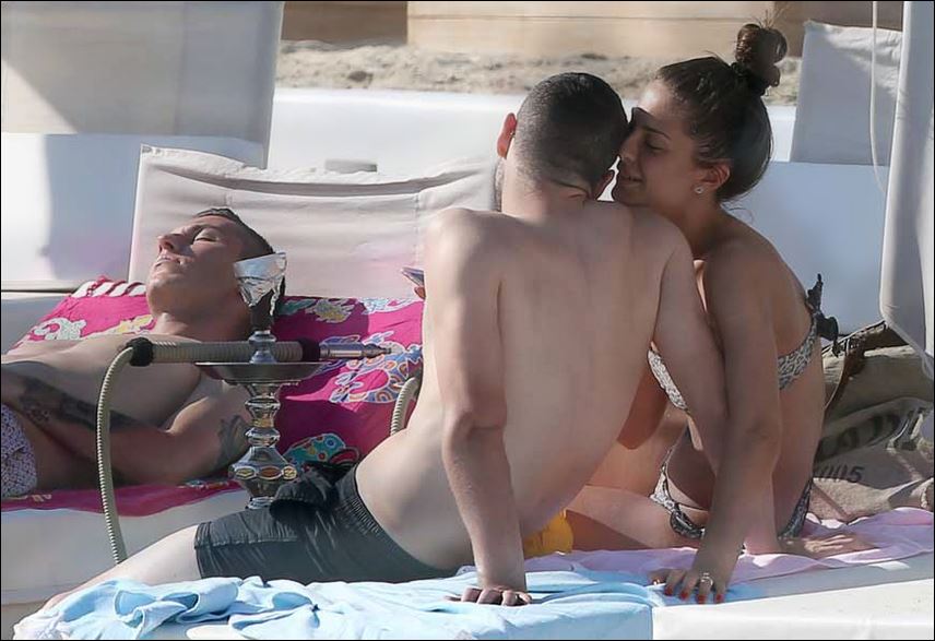 Ο αστέρας του καμπιονάτο και το εντυπωσιακό μοντέλο στη Μύκονο – ΦΩΤΟ