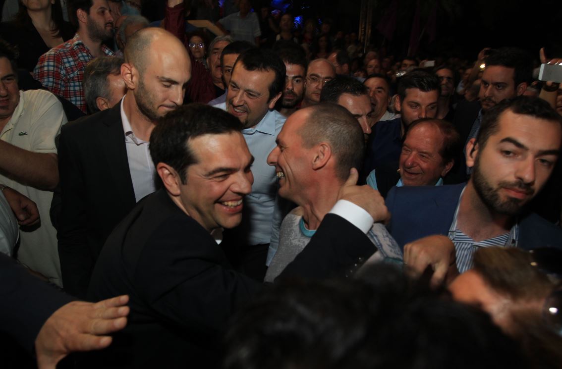 Η αγκαλιά του Τσίπρα στον Βαρουφάκη στην ΕΡΤ- ΦΩΤΟ