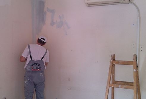 Οι δημοσιογράφοι της ΕΡΤ 3 βάφουν τα γραφεία τους -ΦΩΤΟ