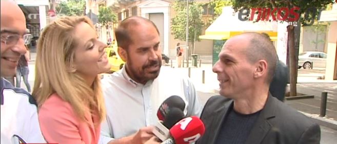Ο Βαρουφάκης στους δημοσιογράφους: Είναι απίστευτο ότι δουλεύετε τέτοια μέρα… – ΒΙΝΤΕΟ