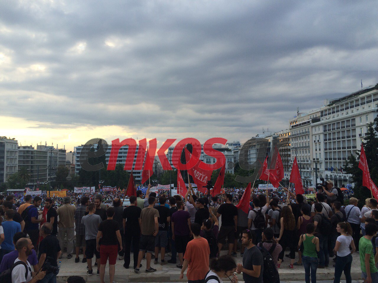 Σε εξέλιξη η πορεία στο Σύνταγμα – ΦΩΤΟ – ΤΩΡΑ