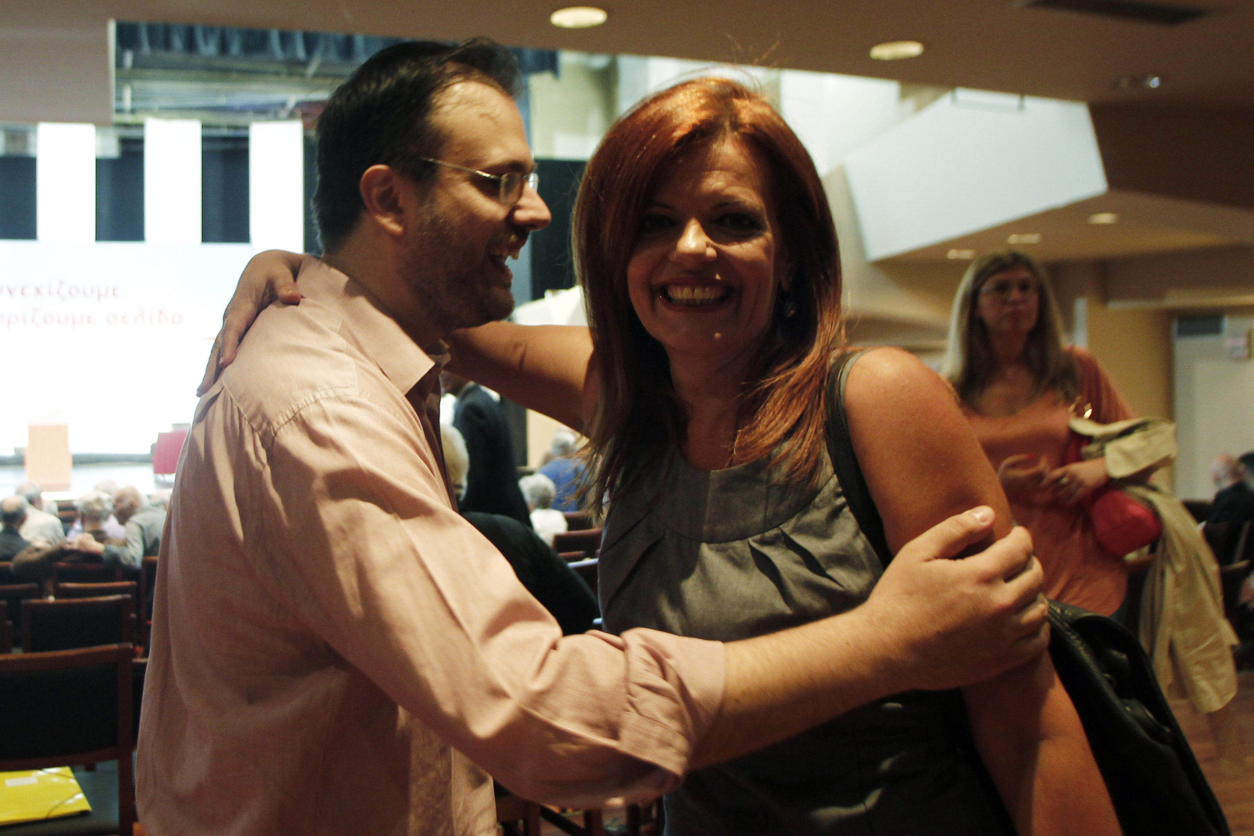 Αγκαλιά οι δύο υποψήφιοι πρόεδροι της ΔΗΜΑΡ – ΦΩΤΟ