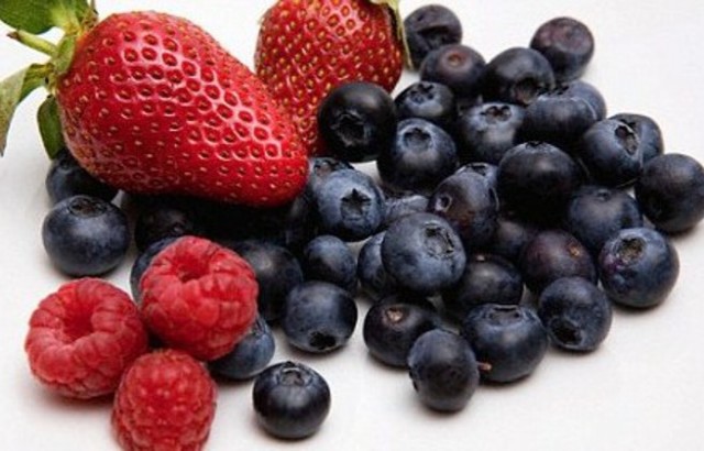 Φράουλες και μούρα αυξάνουν τις καύσεις λίπους