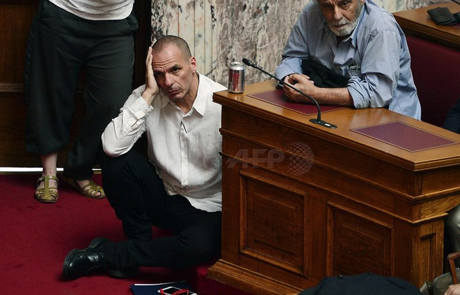 Βαρουφάκης: Δεν είχε θέση και έκατσα κάτω – ΒΙΝΤΕΟ