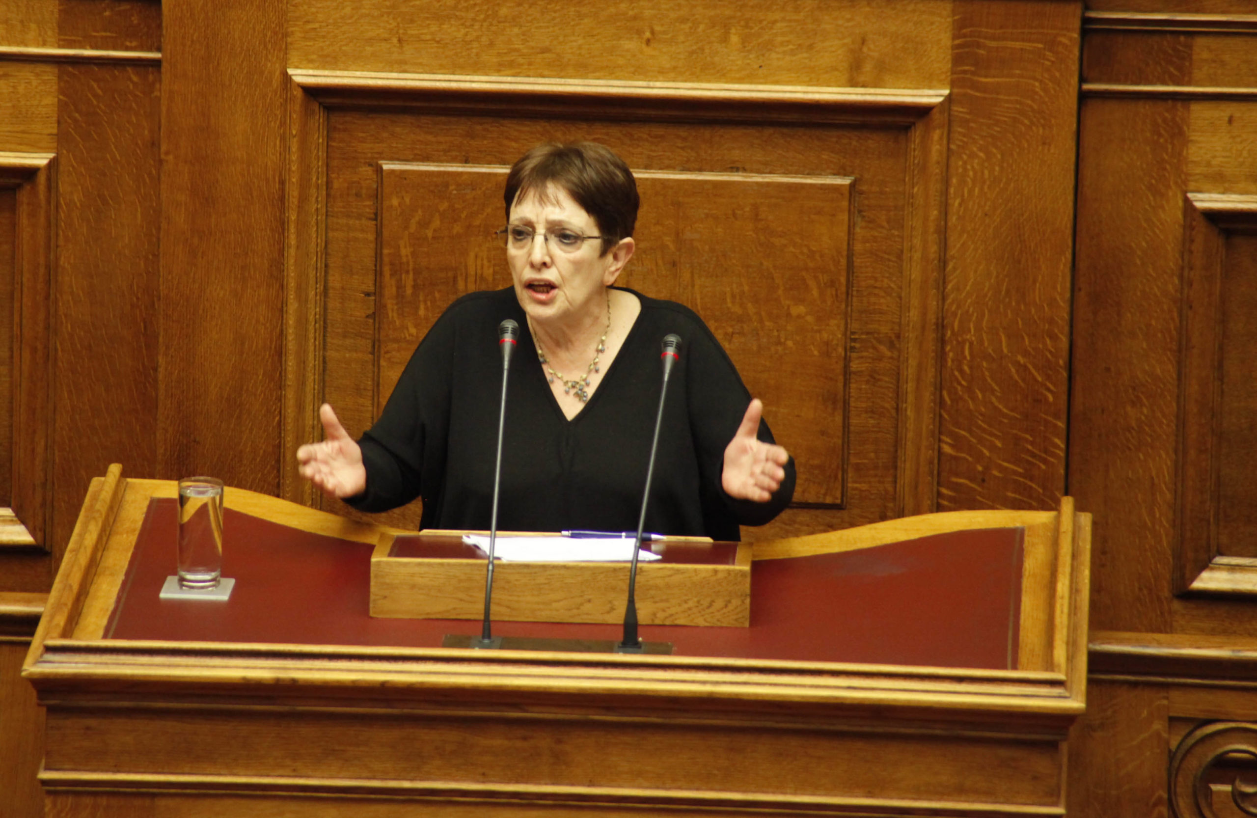 Παπαρήγα: Αποπροσανατολιστικό και επικίνδυνο το δημοψήφισμα