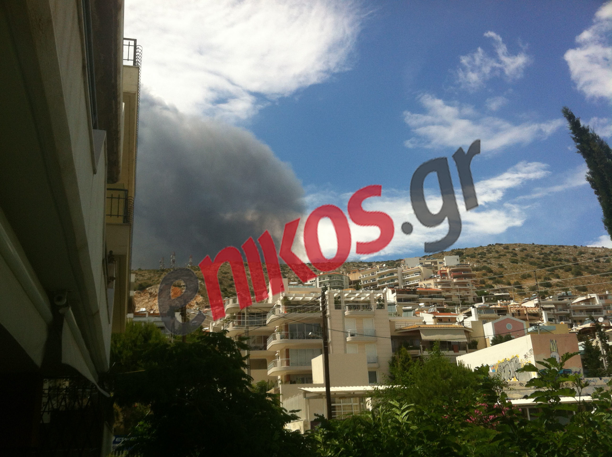 Μεγάλο σύννεφο καπνού από τη φωτιά στον Ασπρόπυργο – ΦΩΤΟ
