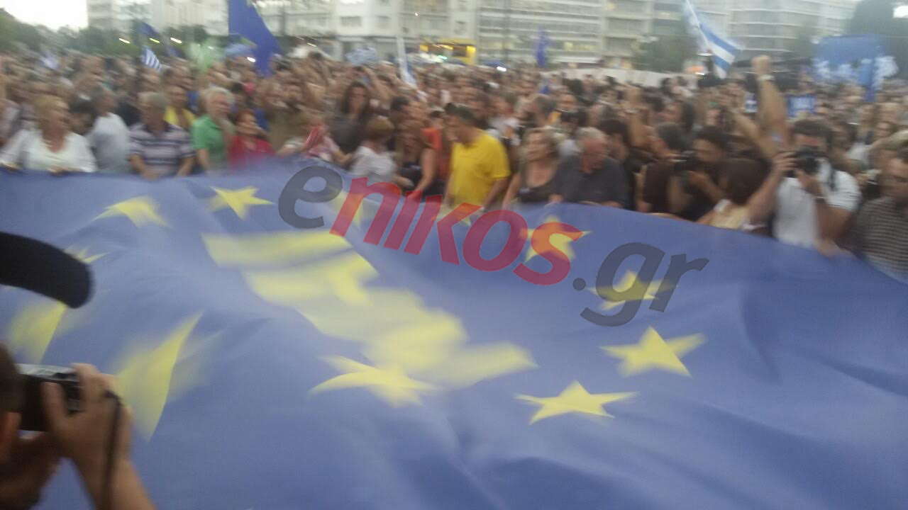 Η γιγαντιαία σημαία της ΕΕ στο Σύνταγμα – ΦΩΤΟ