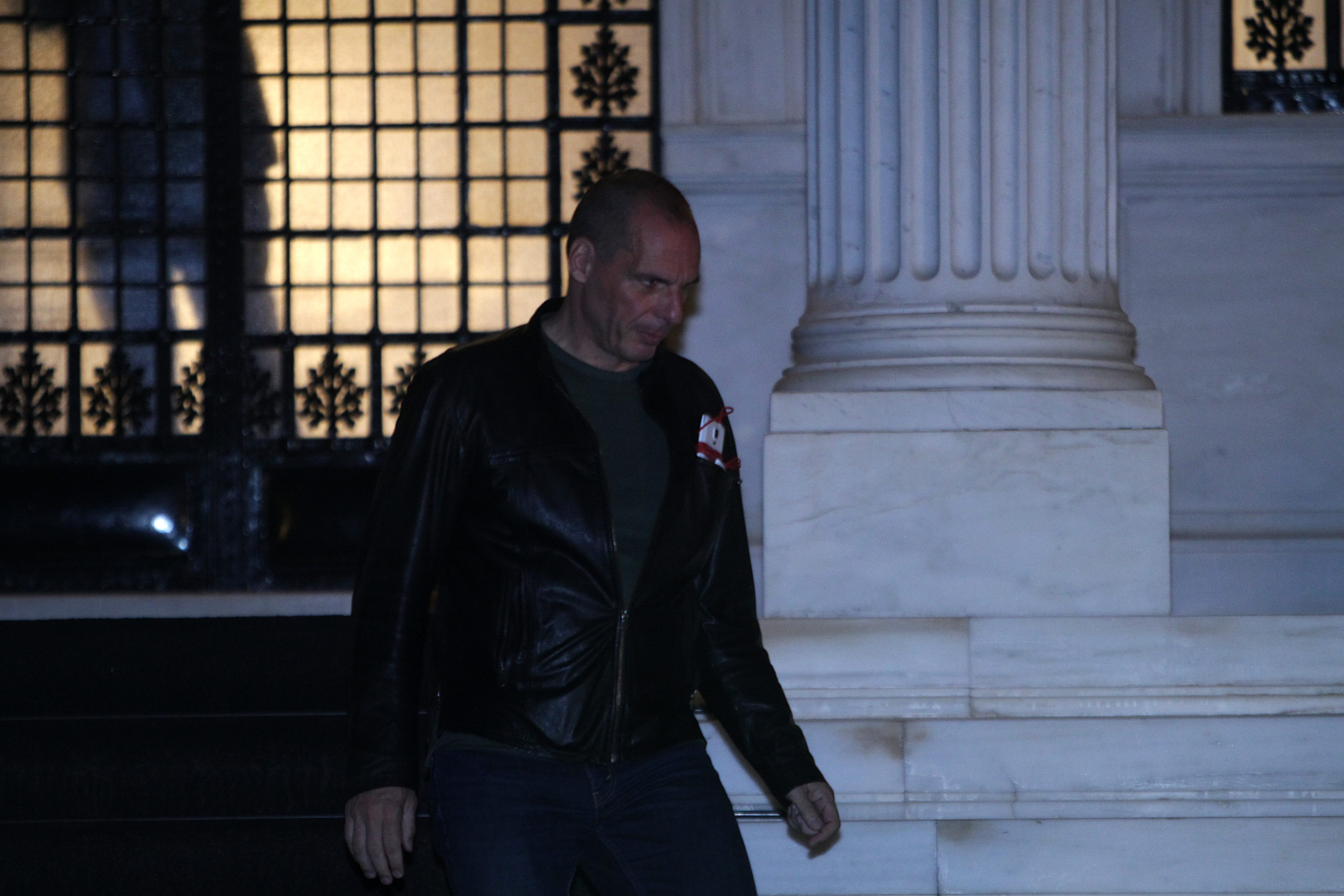 Το “σκοτεινό” βλέμμα του Βαρουφάκη έξω από το Μαξίμου – ΦΩΤΟ