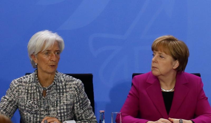 Le Monde: Μέρκελ – Ολάντ θέλουν συμφωνία αλλά σκοντάφτουν στο ΔΝΤ