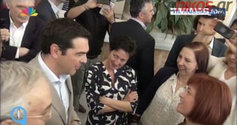 Χαμογελαστός αποχώρησε ο Τσίπρας από το υπ. Παιδείας – ΒΙΝΤΕΟ