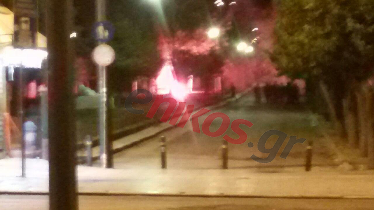 Φωτοβολίδες στα Εξάρχεια – TΩΡΑ – ΦΩΤΟ