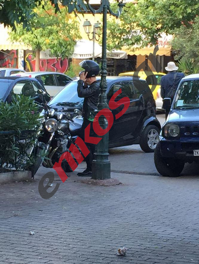 Για καφέ στο Μοναστηράκι ο Βαρουφάκης – ΦΩΤΟ