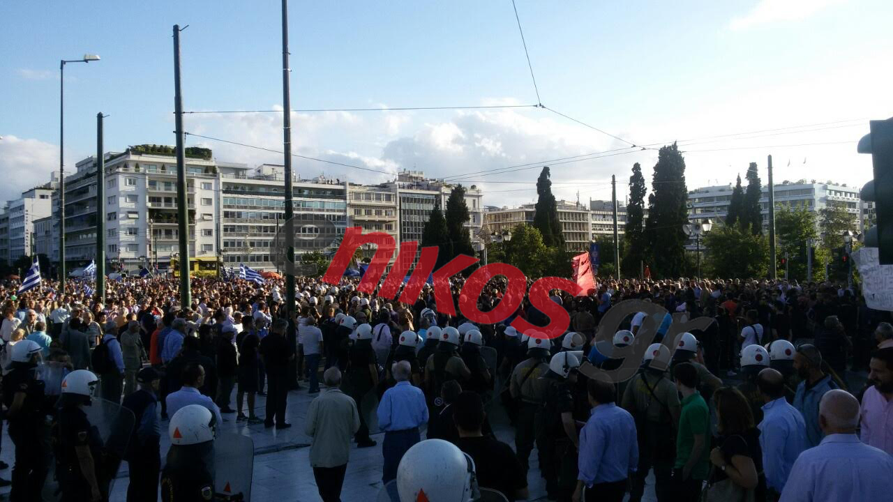 Η αποχώρηση των διαδηλωτών με τις κόκκινες σημαίες – ΒΙΝΤΕΟ