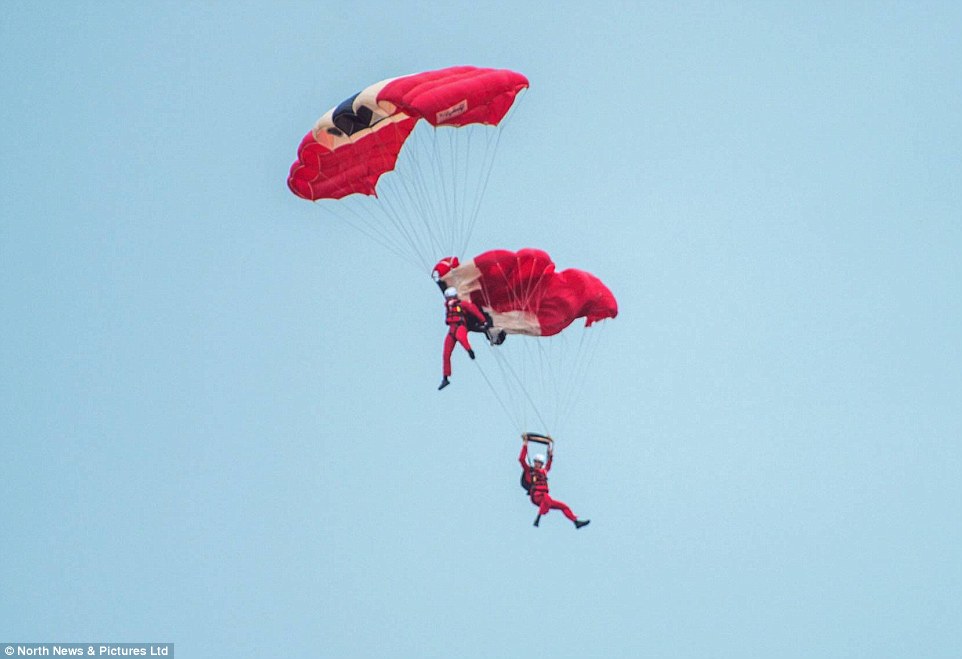 Αλεξιπτωτιστής έσωσε συνάδελφό του στον αέρα –ΒΙΝΤΕΟ