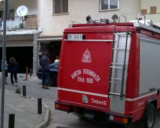 Δεν μπόρεσαν να “συλλάβουν” το φίδι στη πυλωτή – ΦΩΤΟ