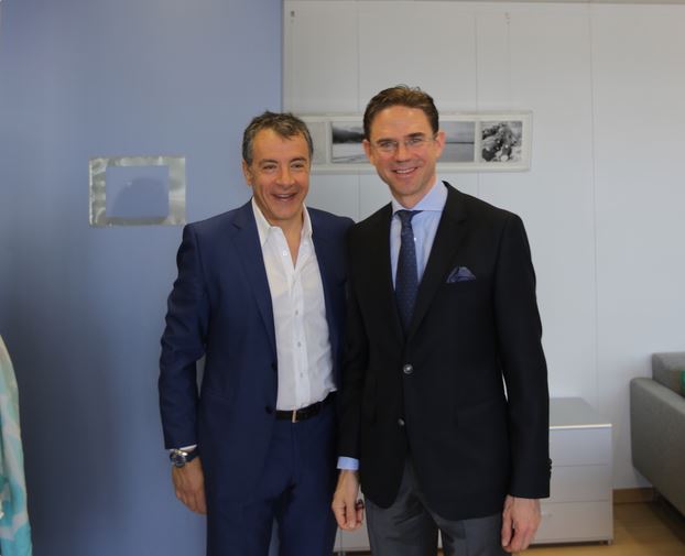 Σε εξέλιξη η συνάντηση Θεοδωράκη με τον αντιπρόεδρο της Κομισιόν – ΦΩΤΟ