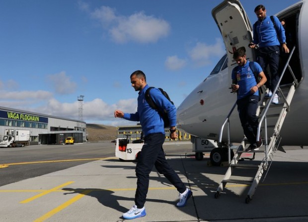 Σκυμμένα κεφάλια για την Εθνική που έφτασε στην Πολωνία – ΒΙΝΤΕΟ