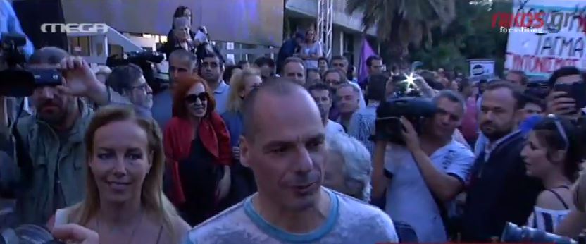 Στην ΕΡΤ με την Δανάη Στράτου ο Βαρουφάκης – ΒΙΝΤΕΟ